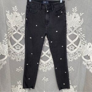 CUTEST Abercrombie & Fitch Black Skinny Jeans with Flower Embroidery